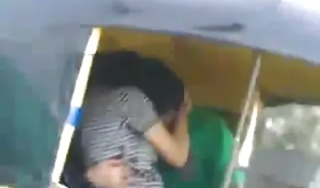 एक युवा फूहड़ खुद सेक्स फुल हिंदी को अपनी उंगलियों से सहलाता है