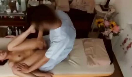 बूढ़े अंग्रेजी फुल सेक्सी मूवी दादा एक खड़े लिंग के साथ एक युवा सुनहरे बालों वाली माली fucks