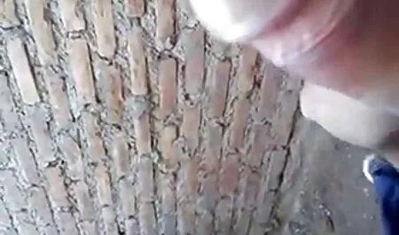 यार अपने शरीर और डिक को सहलाता है और एक फुल ब्लू सेक्सी फिल्म युवा सेक्सी जोड़े के बारे में कल्पना करता है