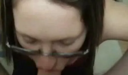 छात्र जूलिया फुल सेक्स करते हुए फिल्म एक अतुलनीय blowjob देता है