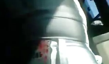 एक पतली सेक्सी श्यामला एक डिल्डो के साथ एक बिल्ली को सहलाती हिंदी में सेक्सी फुल वीडियो है और एक आदमी के साथ चुदाई करती है