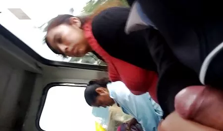 श्यामला एक सेक्सी फिल्म हिंदी में फुल एचडी विस्तृत कुर्सी पर उसके शरीर को सहलाती है