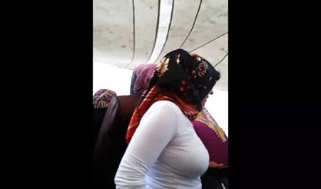 लड़का अपनी खूबसूरत प्रेमिका की चूत फुल सेक्स करते हुए फिल्म चाटता है